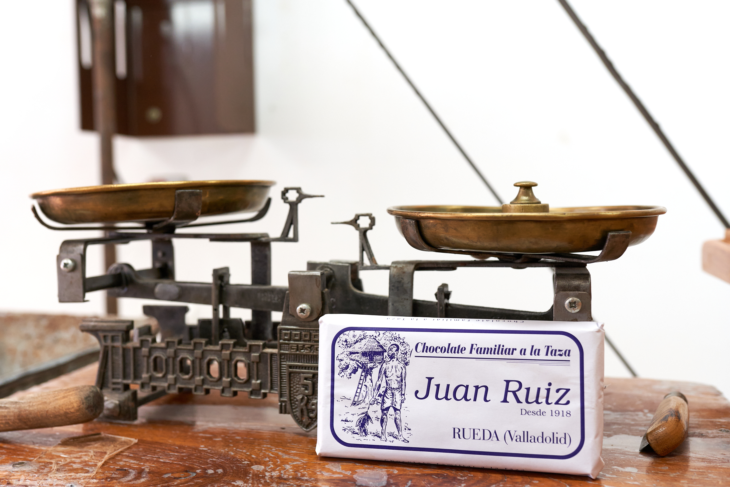 Chocolate a la taza: Una receta centenaria que conserva un sabor capaz de despertar recuerdos que tal vez nunca viviste. Terroso, cálido y auténtico: un chocolate que transforma cualquier momento en hogar.