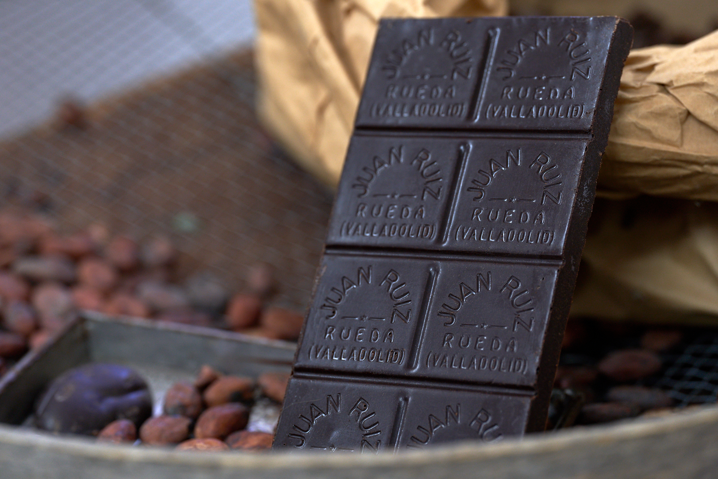 Chocolate 85% cacao: Intenso, puro y persistente. Un chocolate para quienes disfrutan del sabor real del cacao… y de las sensaciones que permanecen mucho después de probarlo.