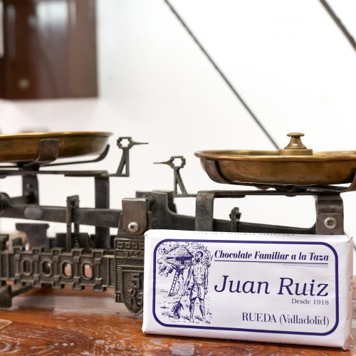 Chocolate a la taza: Una receta centenaria que conserva un sabor capaz de despertar recuerdos que tal vez nunca viviste. Terroso, cálido y auténtico: un chocolate que transforma cualquier momento en hogar.