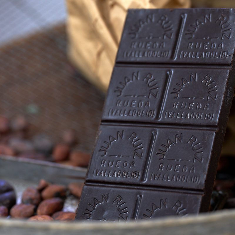 Chocolate 85% cacao: Intenso, puro y persistente. Un chocolate para quienes disfrutan del sabor real del cacao… y de las sensaciones que permanecen mucho después de probarlo.